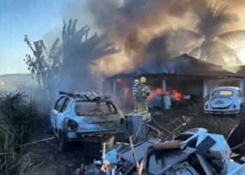 Incêndio em vegetação atinge veículos e materiais em residência no município de Lagarto