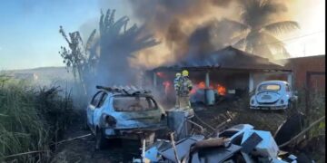 Incêndio em vegetação atinge veículos e materiais em residência no município de Lagarto