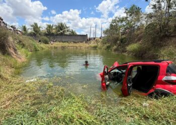 Motorista morre após carro cair em tanque de armazenamento de água em Moita Bonita