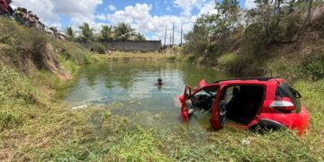 Motorista morre após carro cair em tanque de armazenamento de água em Moita Bonita