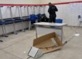 Mulher é conduzida à delegacia após ocorrência em local de votação em Japoatã