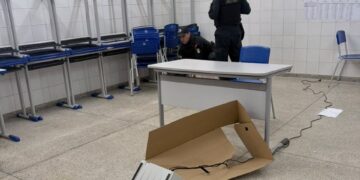 Mulher é conduzida à delegacia após ocorrência em local de votação em Japoatã
