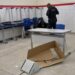 Mulher é conduzida à delegacia após ocorrência em local de votação em Japoatã