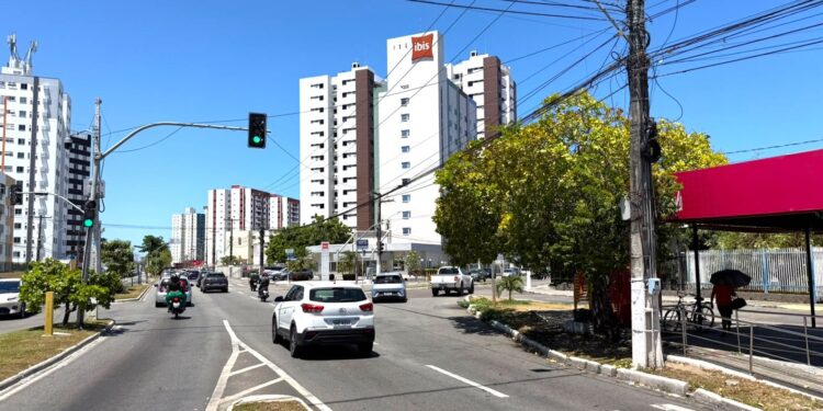 SMTT acompanha retirada de cabos irregulares em Aracaju nesta quinta-feira, 15