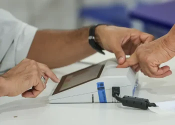 Brasileiros vão às urnas neste domingo para escolher presidente e governadores