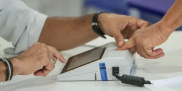 Brasileiros vão às urnas neste domingo para escolher presidente e governadores