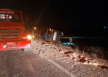 Veículo tomba e deixa trânsito parcialmente interditado na SE-170, em Graccho Cardoso